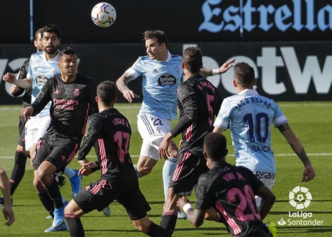 Santi Mina remata de cabeza para recortar distancias en el Celta-Real Madrid (Foto: LaLiga).