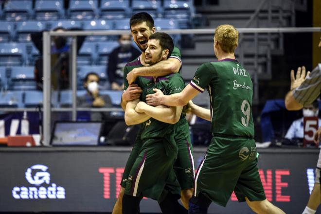 Brizuela celebra su canasta ganadora (acb Photo / A. Baúlde).