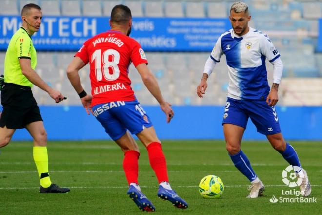 Javi Fuego, durante el Sabadell-Sporting (Foto: LaLiga).