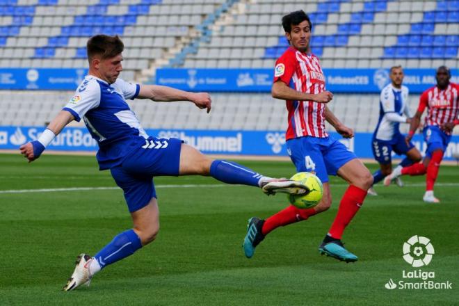 MArc Valiente, durante el Sabadell-Sporting (Foto: LaLiga).