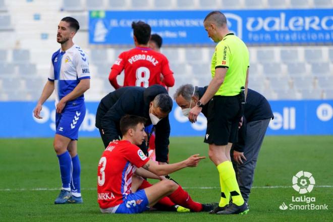 Saúl García se retira lesionado en el encuentro ante el Sabadell (Foto: LaLiga).