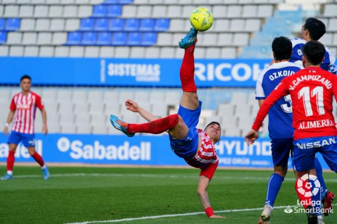 Djuka intenta una chilena durante el Sabadell-Sporting (Foto: LaLiga)