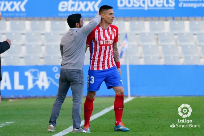 Djuka celebra su gol con Gallego, durante el Sabadell-Sporting (Foto: LaLiga)