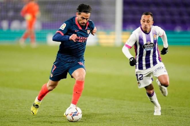 Suso con la pelota en un Valladolid-Sevilla (foto: EFE).