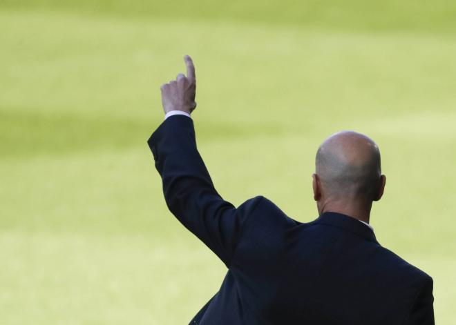 Zidane da indicaciones en un partido del Real Madrid (Foto: Cordon Press).