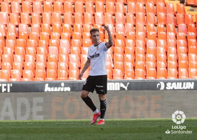 Álex Blanco celebra su gol al Granada (Foto: LaLiga).
