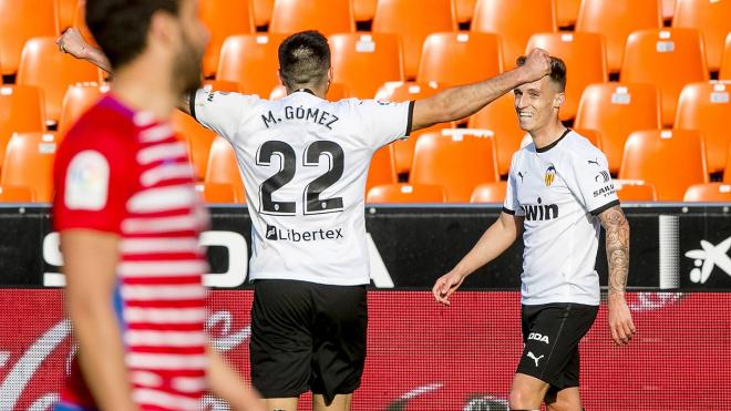 Maxi Gómez felicita a Álex Blanco tras su gol en el último partido (Foto: Valencia CF).