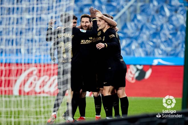 Celebración de Griezmann con sus compañeros en el Real Sociedad-Barcelona (Foto: LaLiga Santander