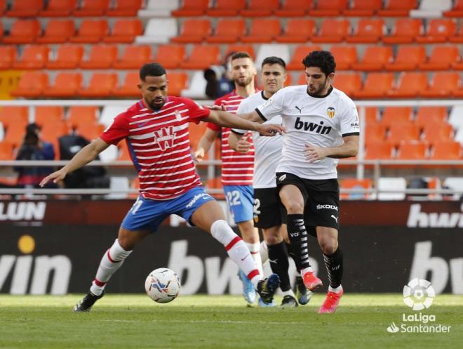 Guedes pugna por un balón ante un rival en el Valencia CF - Granada (Foto: LaLiga).