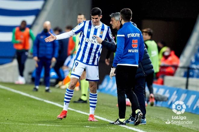 Imanol da órdenes a Carlos Fernández durante el Real Sociedad-Barça (Foto: LaLiga).