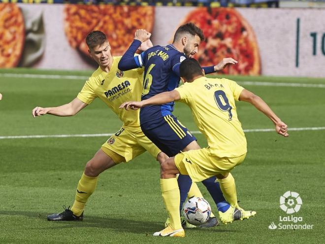 José Mari pelea por un balón ante dos rivales del Villarreal (Foto: LaLiga).