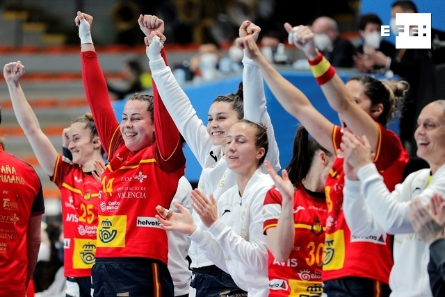 Las Guerreras de España celebran una victoria (Foto: EFE).