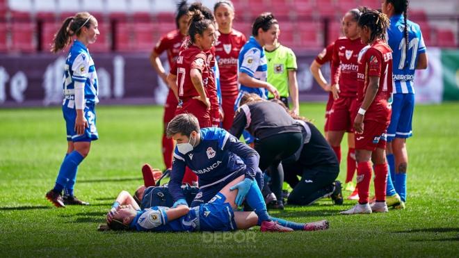 Una jugadora del Dépor Abanca se duele de una lesión durante el partido ante el Logroño (Foto: R