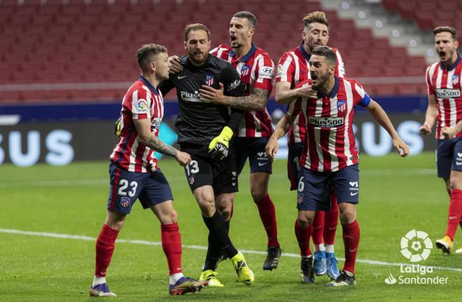 Los jugadores del Atlético festejan el penalti parado por Oblak (Foto: LaLiga).