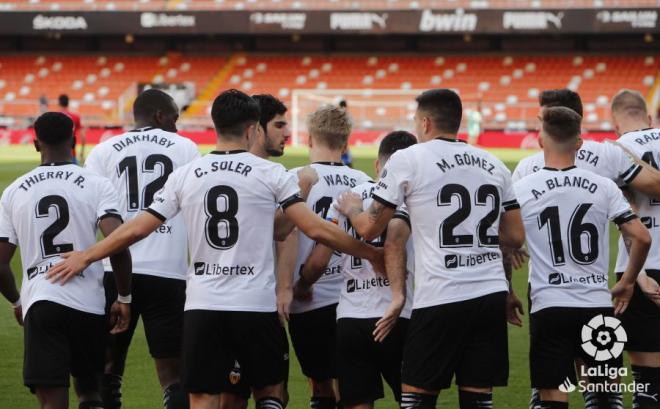Los jugadores del Valencia celebran el gol de Wass al Granada (Foto: LaLiga).