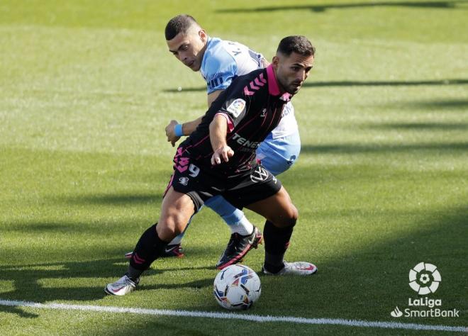 Yanis, en una jugada del Málaga-Tenerife (Foto: LaLiga).