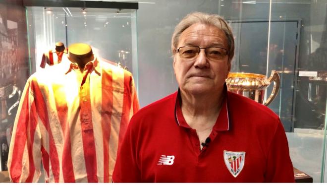 Manolo Delgado Meco posa en una sala del Museo del Athletic Club en San Mamés (Foto: DMQ Bizkaia).