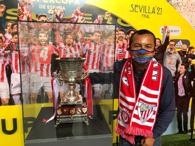 Gaizka Atxa, presidente de la Peña Mr.Pentland del Athletic Club, con la Supercopa (Foto: DMQ Bizkaia).