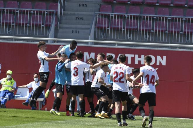 El Sevilla Atlético celebra el gol de Iván. (Foto: Kiko Hurtado).