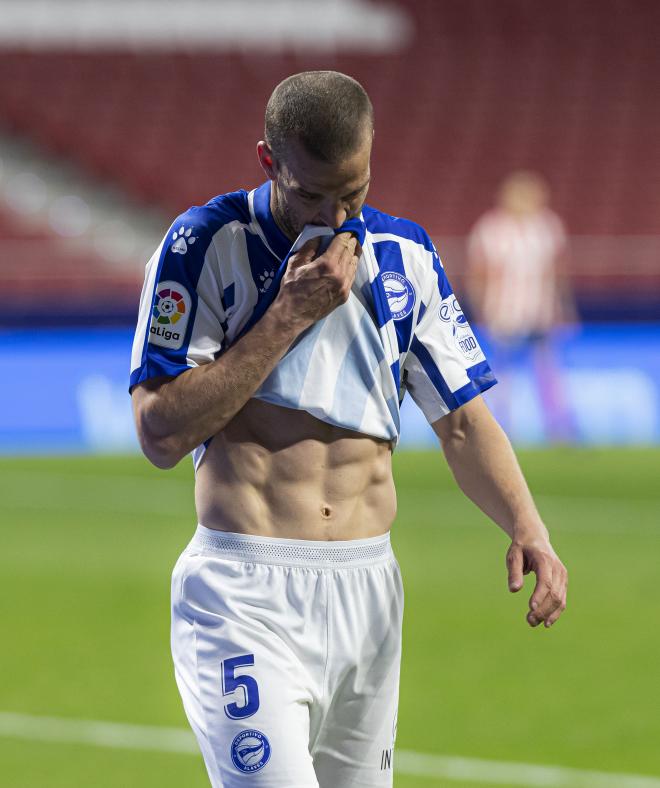 Laguardia se lamenta en el Wanda Metropolitano durante el Atlético de Madrid-Alavés (Foto: LaLiga