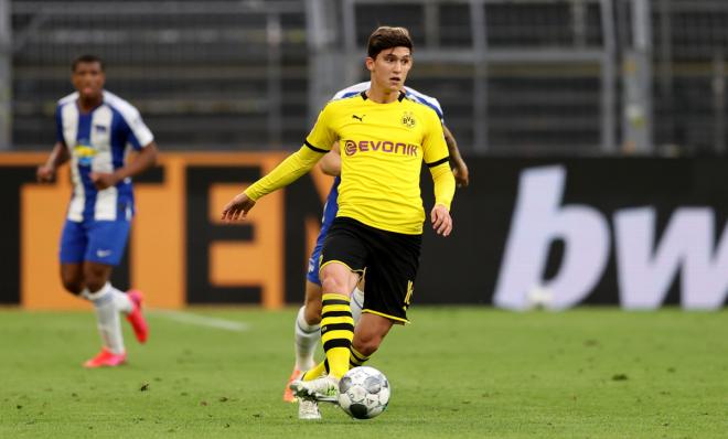 Leonardo Balerdi jugando con el Borussia Dortmund.