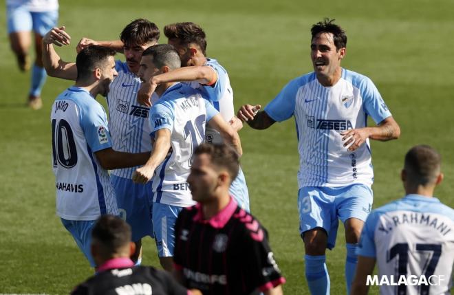 Varios jugadores del Málaga celebran el último gol al Tenerife (Foto: Málaga CF).