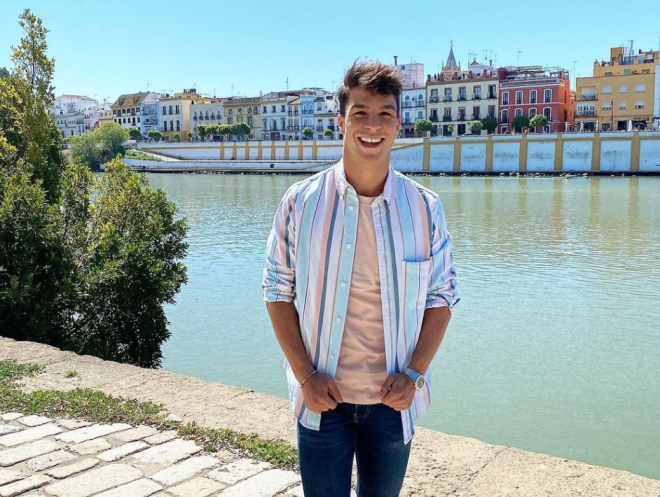 Óliver Torres disfruta de Sevilla. (Foto: Instagram de Óliver Torres).