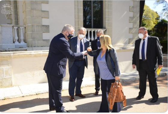 Vizcaíno saluda con el codo a la alcaldesa de Jerez, Mamen Sánchez.
