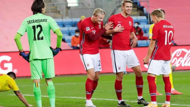 Haaland y Odegaard celebran un gol con Noruega.