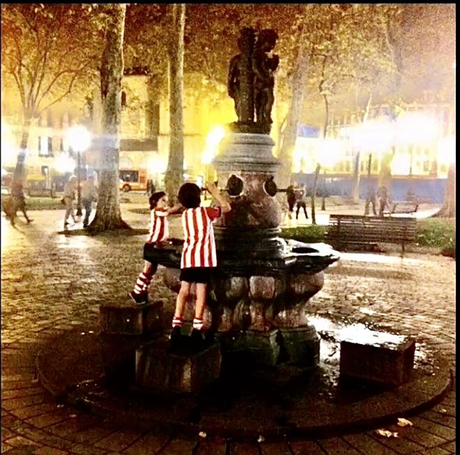 Niños disfrutando en Bilbao con la camiseta del Athletic (Foto: Rober Sagastui).