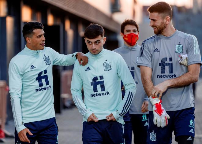 Pedro Porro, Pedri y Unai Simón, en un entrenamiento de la selección (FOTO: EFE).