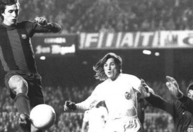 Cruyff marcando un gol contra el Valencia CF.