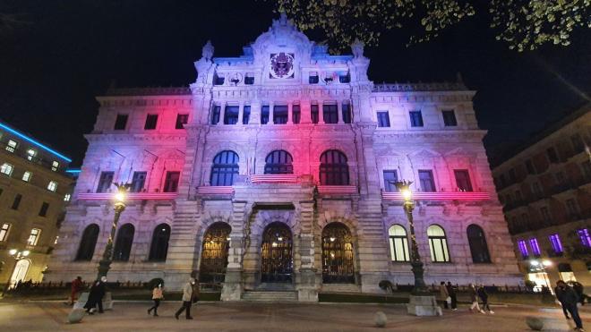 La Diputación Foral de Bizkaia ya luce cada tarde-noche los colores del Athletic Club de Bilbao.