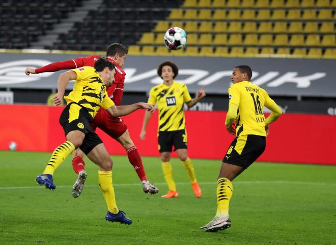 Lewandowski remata de cabeza delante de Hummels en un Dortmund-Bayern (Foto: Cordon Press).