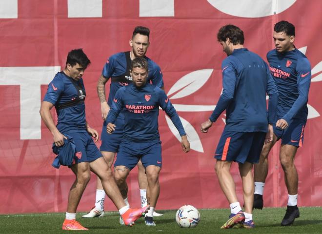 Los argentinos del Sevilla, en el entrenamiento de este miércoles (Foto: Kiko Hurtado).