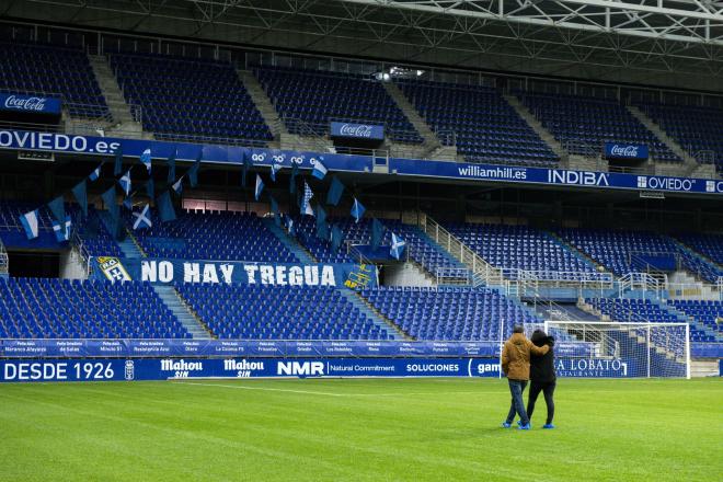 Dos aficionados del Oviedo visitan el Tartiere con las gradas pintadas de azul (Foto: Real Oviedo)