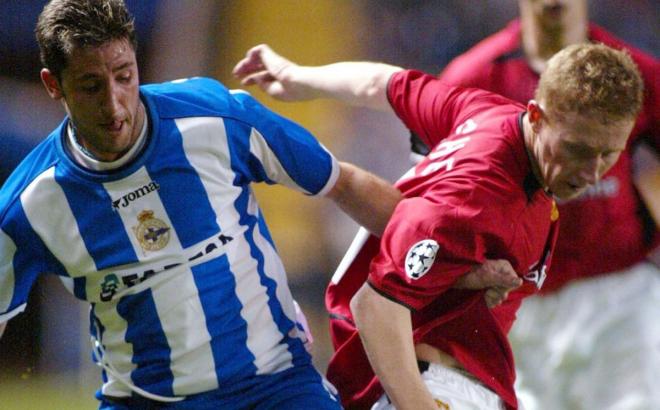 Lee Roche pugna con Capdevilla en el Dépor-United (Foto: AP).