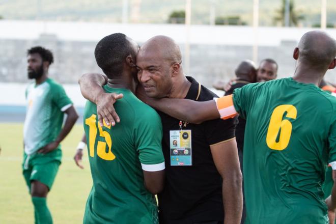 Abdullah, ex jugador del Cádiz, consuela a su entrenador (Foto: FFC)