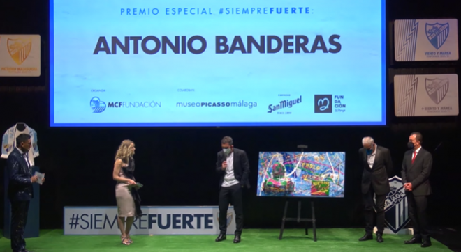 Antonio Banderas, recibiendo su premio en la Gala Siempre Fuerte.