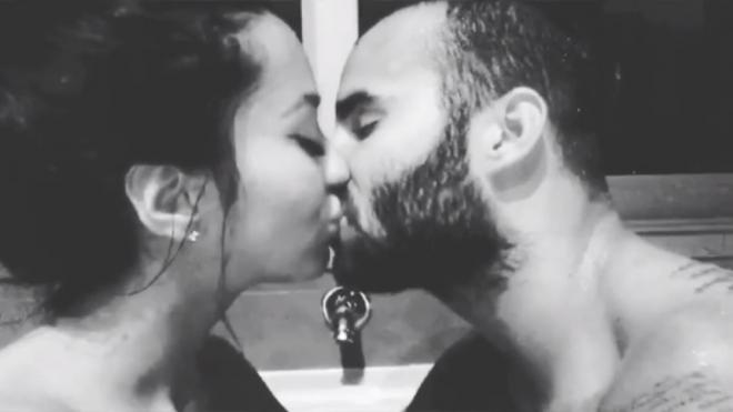 Aura Ruiz y Jesé Rodríguez se dan un beso.