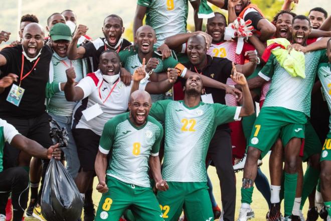 La selección de Comoras, del exjugador del Cádiz Abdallah, celebra su clasificación a la Copa África 2022 (Foto: FFC)