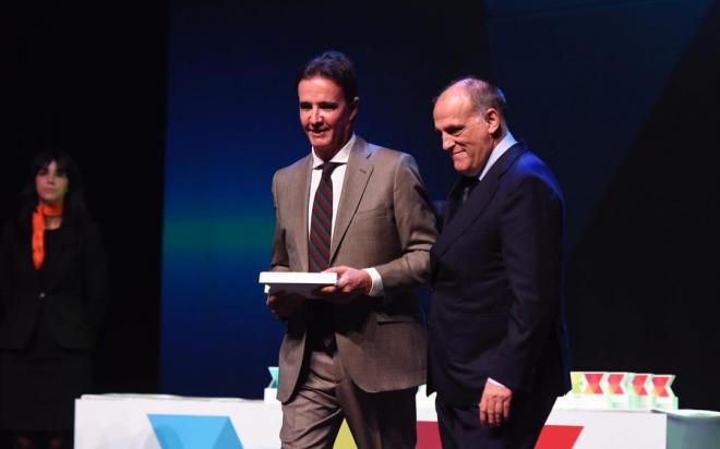 José Ramón de la Morena recoge el premio DEX de mano de Javier Tebas.