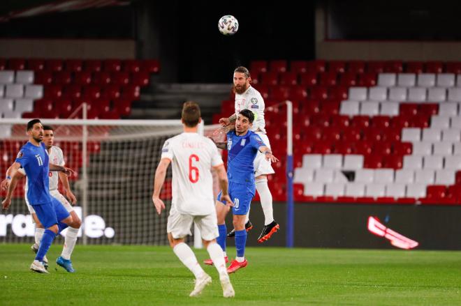 Sergio Ramos despeja de cabeza en el España-Grecia (Foto: @Sefutbol).