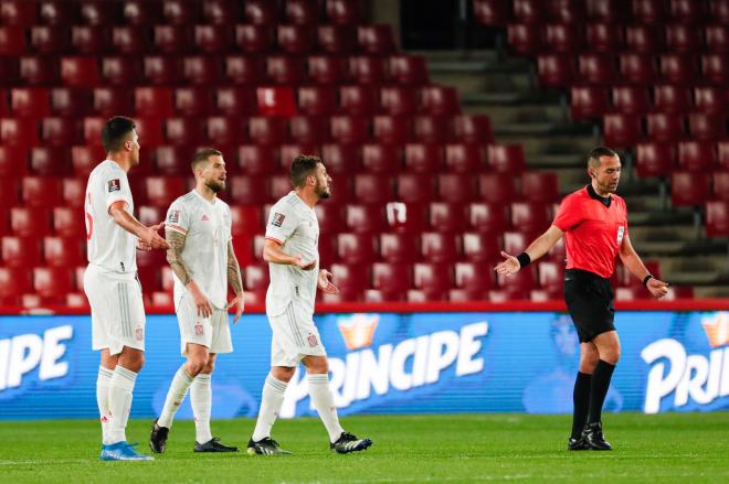 Los jugadores de España protestan al árbitro tras el penalti para Grecia (Foto: @SeFutbol).