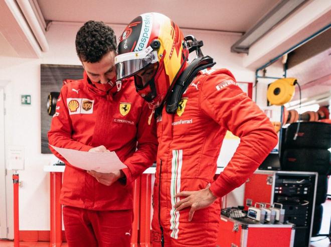 Carlos Sainz dialoga con un miembro de Ferrari (Foto: Ferrari).