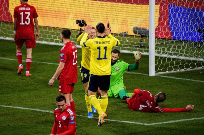 Ibrahimovic felicita a Claessson en el Suecia-Georgia (Foto: Cordon Press)