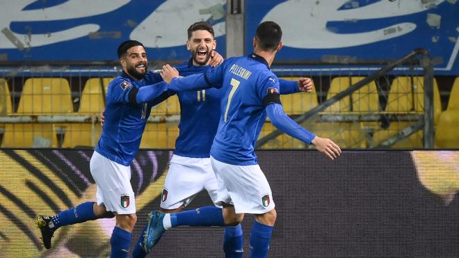Pellegrini, Insigne y Berardi celebran uno de los goles de Italia ante Irlanda del Norte.