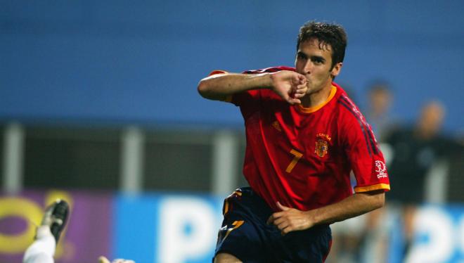 Raúl González celebra un gol con la selección española.