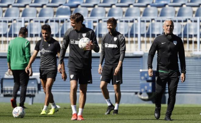 Varios jugadores y Pellicer sonríen en un entrenamiento (Foto: Málaga CF).