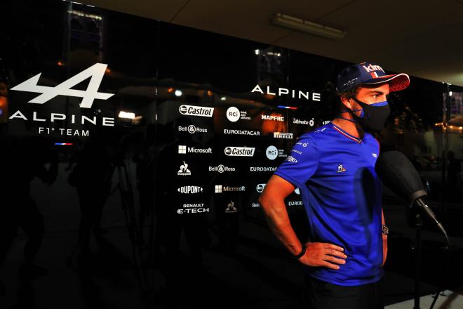 Fernando Alonso atiende a los medios de comunicación (Cordon Press). .